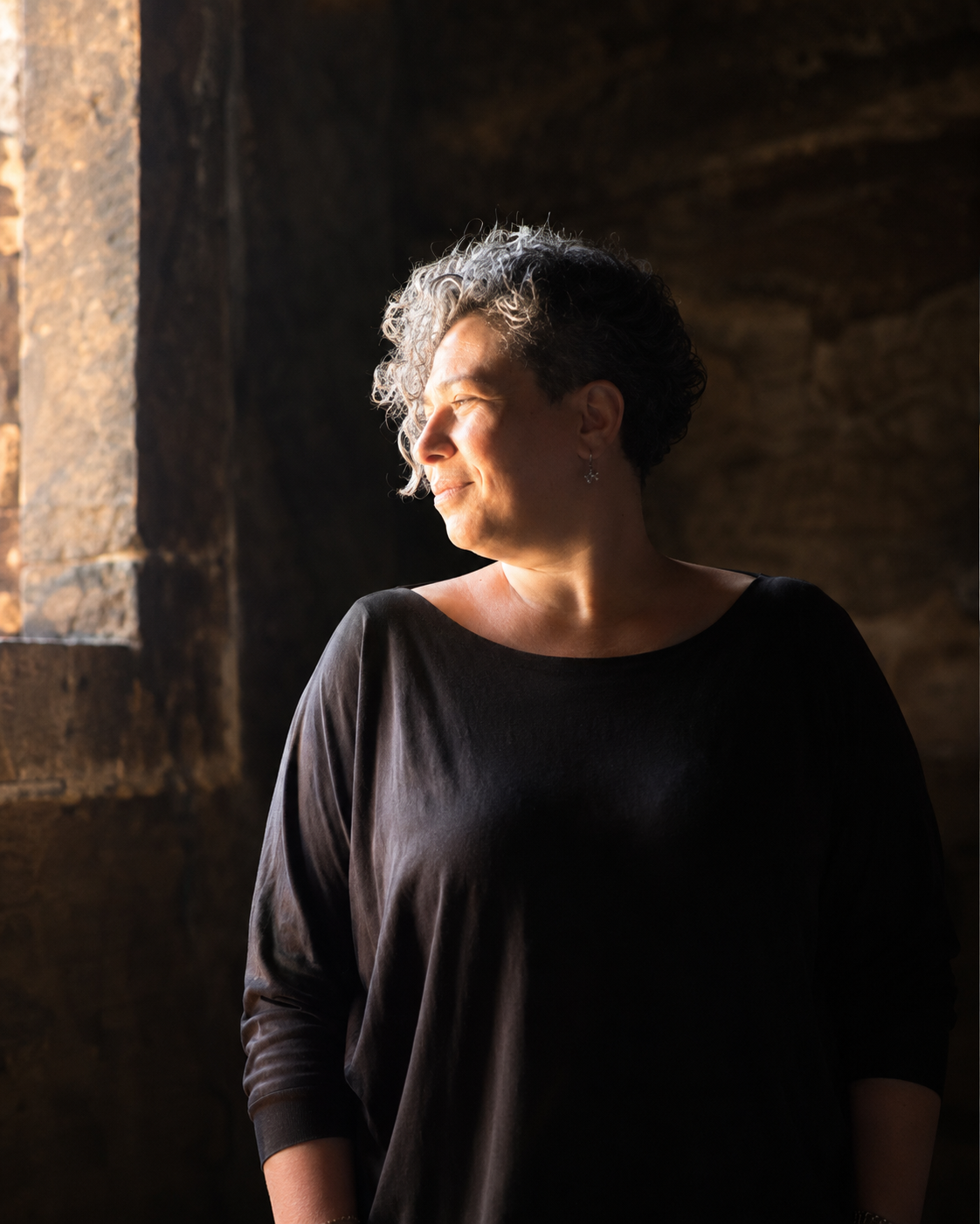 Didem Sökmen — doğal ışıkta portre