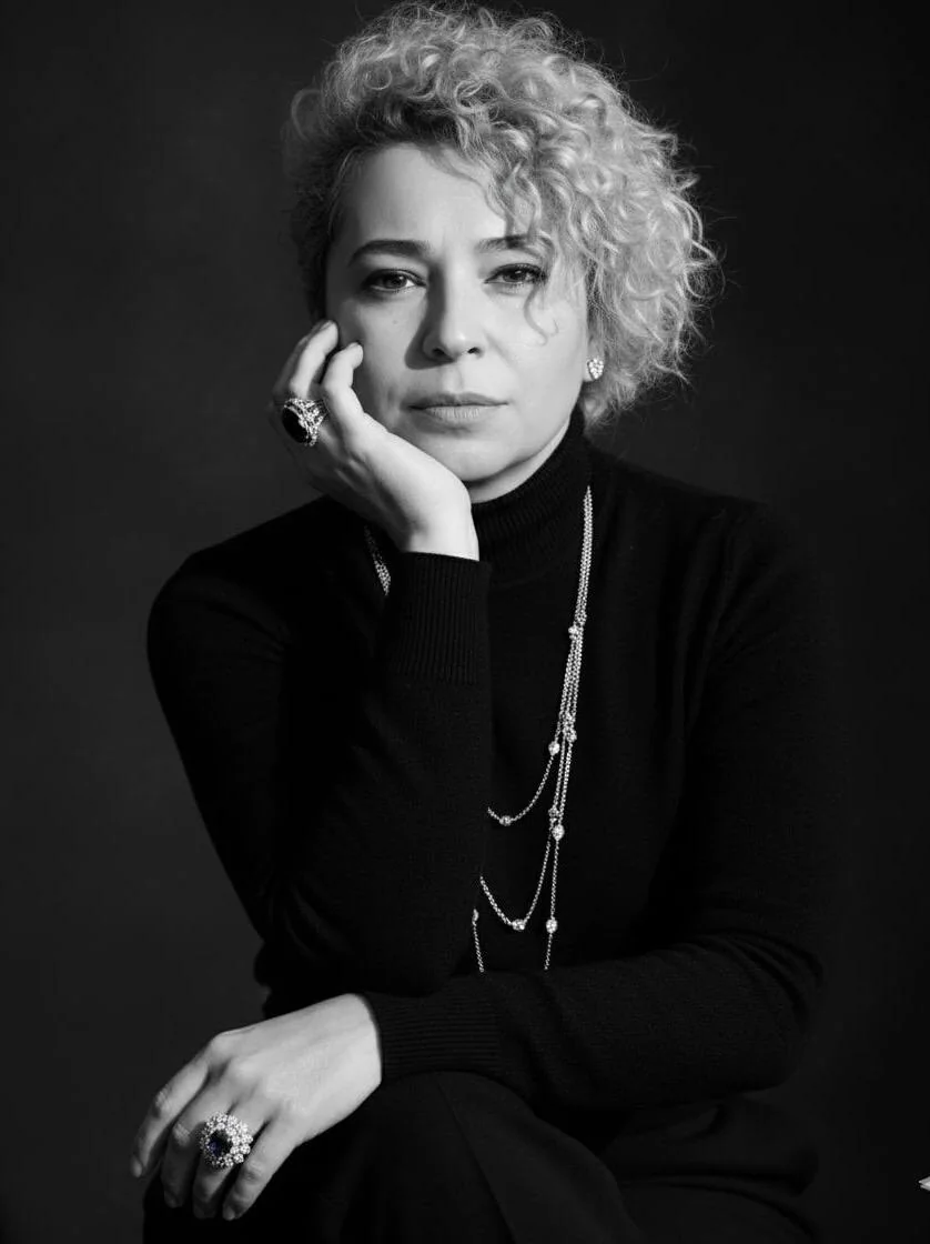 Didem Sökmen — siyah beyaz stüdyo portresi